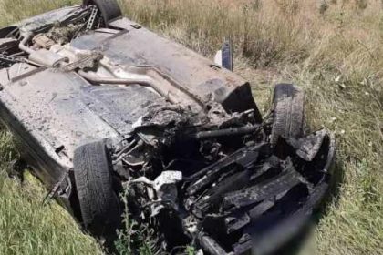 Bea si avand permisul suspendat a fugit de politie Cursa nebuna s a incheiat cu masina rasturnata in sant